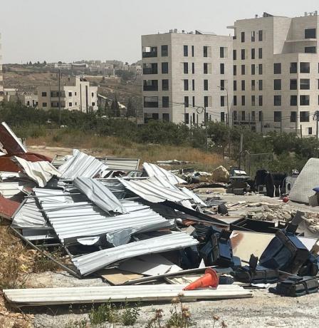 الاحتلال يهدم غرفتين سكنيتين ويردم بئري مياه ويعتقل شابا جنوب الخليل