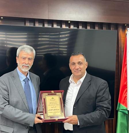 بلدية بيرزيت تكرّم المدير العام عبد الخالق الكرمي