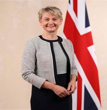 بريطانيا تعلن بدء إجلاء رعاياها من الشرق الأوسط عبر سلطنة عُمان