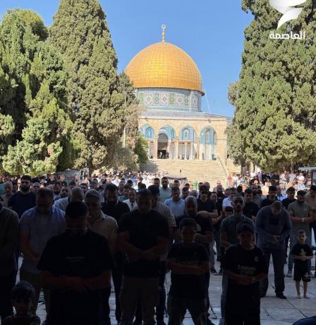عشرات آلاف المصلين يؤدون صلاة الجمعة في الأقصى