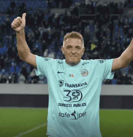 رئيس ناد يعود للعب بعمر 61 عاما