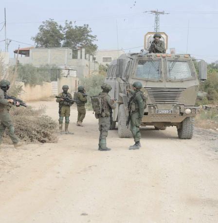 الاحتلال يواصل عدوانه على طولكرم لليوم الـ283 ويجرف مدخل مخيميها