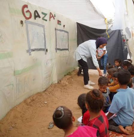 تقرير خاص| ميران صالح... معلمة تُدرّس أبناءها في خيمة وتحلم بمدرسة تعيد لهم الحياة