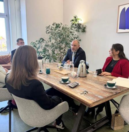 السفير ليث عرفة يطلع رئيسة حزب الخضر الألماني على آخر المستجدات في فلسطين