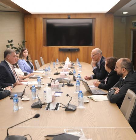 محافظ سلطة النقد والبنك الدولي يبحثان تعزيز التعاون في مجالات الاستقرار المالي