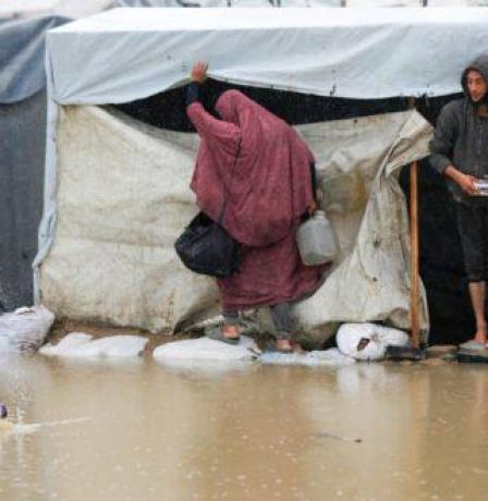 اشتداد تأثير المنخفض الجوي يفاقم معاناة النازحين في قطاع غزة