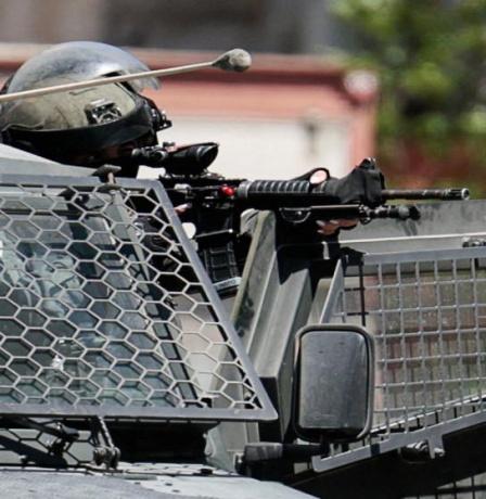 مستوطنون يصيبون مواطنين بالرصاص والاحتلال يعتقل مواطنا في الخليل