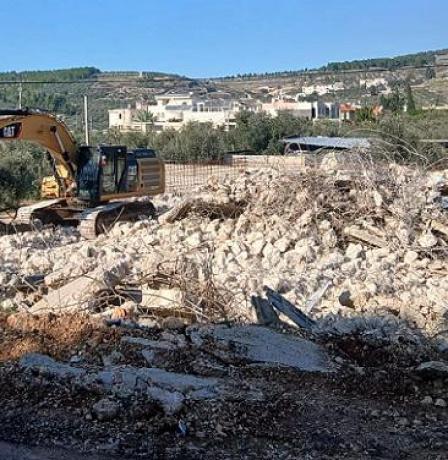 سلطات الاحتلال تُجبر مواطنًا من عرعرة على هدم منزلين ذاتيًا للمرة الثانية