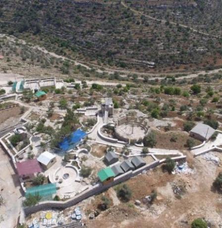 منتدى شارك يدين تركيب بوابة حديدية على مدخل وادي كفر نعمة ويطالب بتدخل فوري