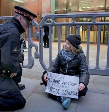 الشرطة البريطانية تعتقل الناشطة غريتا تونبري خلال مظاهرة داعمة للفلسطينيين في لندن
