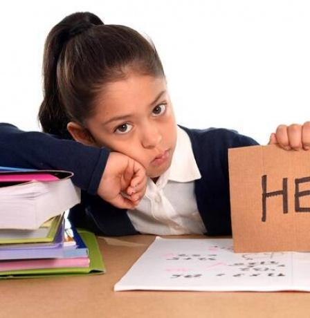 خاص | مختصة تقدم نصائح عملية لتخليص الأطفال من ضغوط الامتحانات