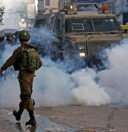 إصابة طفل بالرصاص الحي والعشرات بالاختناق خلال اقتحام الاحتلال بيت فوريك شرق نابلس