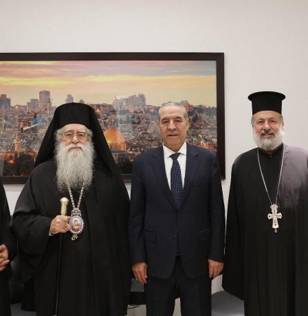 الشيخ يتسلم دعوة لحضور قداس عيد الميلاد المجيد وفق التقويم الشرقي