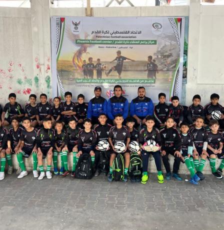 شاهد| افتتاح مركز "العنقاء" لتدريب كرة القدم للأطفال في غزة