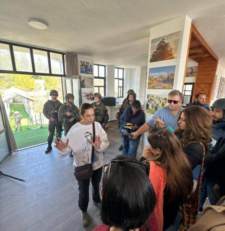 الاحتلال يداهم جولة صحفية في "قرية الشباب" بكفر نعمة ويحتجز صحفيين ويعلن المنطقة عسكرية