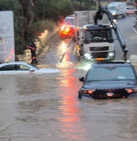 أبو غوش: إنقاذ رجل وامرأة حاصرتهما السيول داخل مركبة