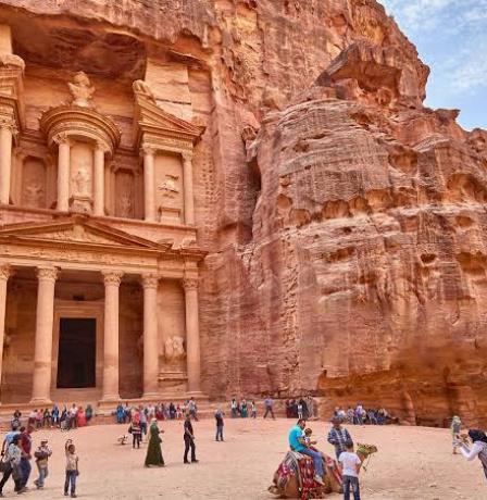 7.8 مليار دولار الدخل السياحي للأردن العام الماضي بارتفاع 7.6%