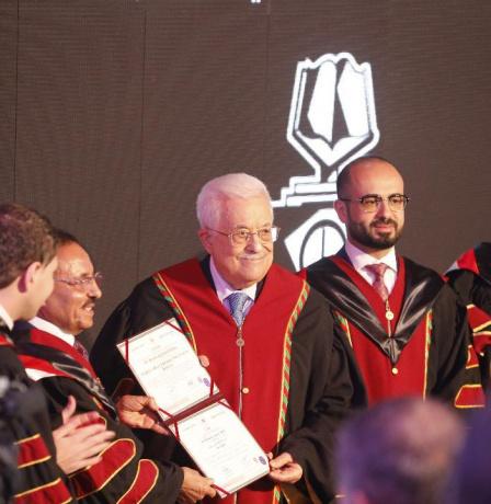 الجامعة العربية الأمريكية تمنح الرئيس محمود عباس شهادة الدكتوراة الفخرية في العلوم الإنسانية