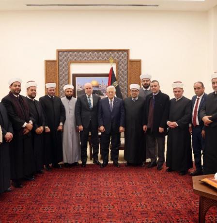 الرئيس عباس يستقبل وفدا من علماء الدين المسلمين والقضاة الشرعيين