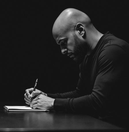 إيهاب غيث.. من كتابة الأغنية وإنتاجها إلى ريادة إخراجها بالذكاء الاصطناعي