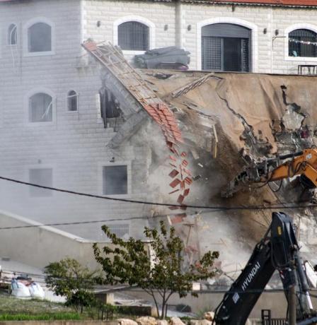 القدس: الاحتلال يهدم 13 منشأة سكنية وزراعية في سلوان والرام والعيسوية