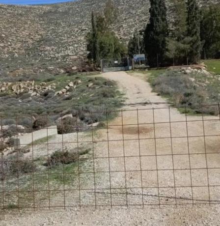 مستوطنون يعتدون على طواقم مصلحة مياه محافظة القدس في عين سامية