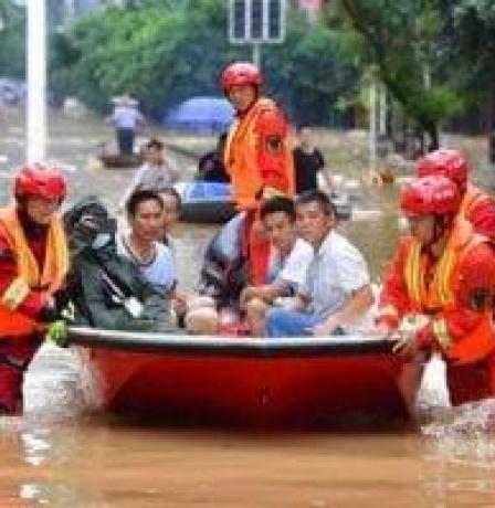 17 قتيلا وعشرات المفقودين بسبب الأمطار الغزيرة في إندونيسيا 