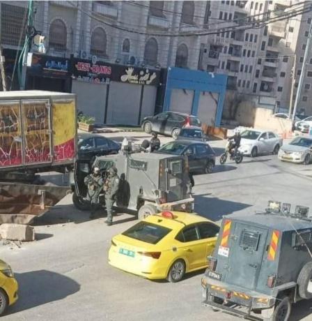الاحتلال يصيب شابا بالرصاص ويعتقل آخرين خلال اقتحام مخيم قلنديا