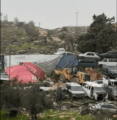 الاحتلال يهدم منشآت تجارية وزراعية ويقتلع 100 شجرة زيتون ويجرف أراضي بمحافظة الخليل