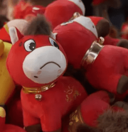 "الحصان الباكي".. خطأ مصنعي يحوّل دمية عادية إلى هوس يغزو أسواق الصين