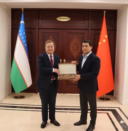 السفير عواد يلتقي سفير أوزبكستان لدى الصين ويبحثان سبل تعزيز العلاقات الثنائية