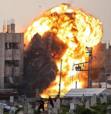 شاهد| طائرات الاحتلال تقصف عمارة سكنية في حي الزيتون شرقي غزة