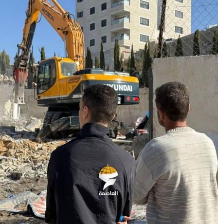 بالفيديو: الاحتلال يجبر مقدسيا على هدم منزله في بيت حنينا