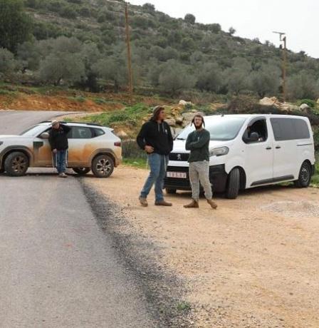 مستوطنون يعترضون جولة لمحافظ سلفيت والسفير الروسي في وادي المطوي