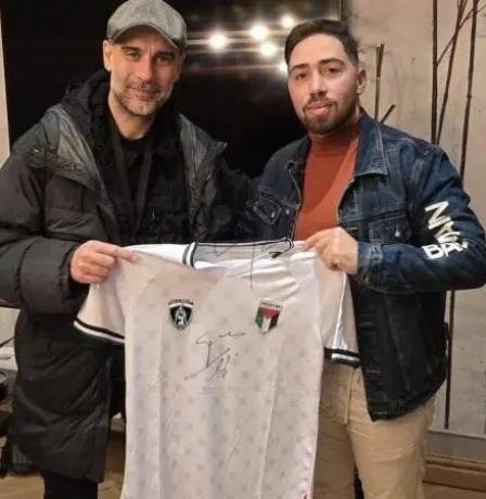 رسالة تضامنية.. غوارديولا يوقع على قمصان لفريق "غزة الإرادة"