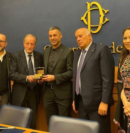 رابطة المدربين الإيطاليين تكرم مدرب منتخبنا إيهاب أبو جزر بجائزة "المقعد الذهبي"