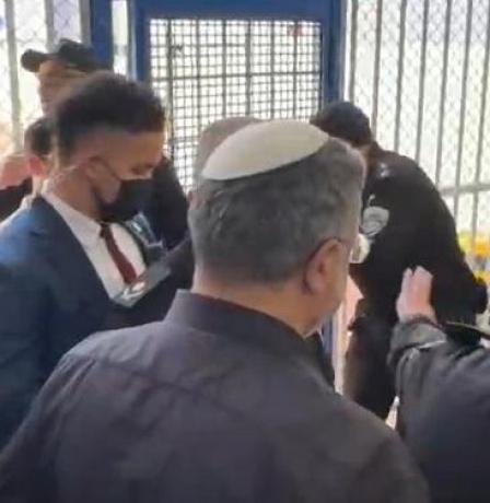 بن غفير يقتحم سجن "عوفر" ويشرف على التنكيل ويهدد الأسرى