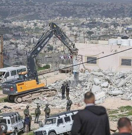 الاحتلال يخطر بإخلاء وهدم أكثر من 20 منزلا ومنشأة في عناتا شمال القدس