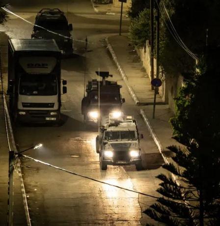 الاحتلال يفجر منزلا ويعتقل شابا في بيت أمر شمال الخليل