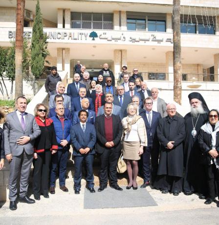 سفراء وقناصل أوروبيون وعرب ،يشاركون في وقفة تضامنية بأراضي “الرأس” "عين السقي" في بيرزيت