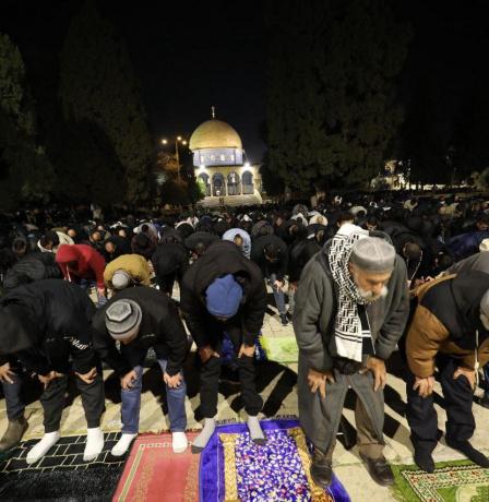 بالصور| 60 ألفًا يؤدون صلاة التراويح في المسجد الأقصى