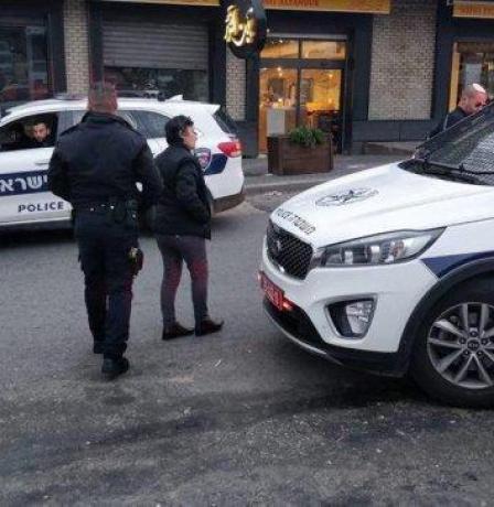 الاحتلال يسلم مقدسية قرارا إبعاد عن المسجد الأقصى ويعتقل شابين من باحاته