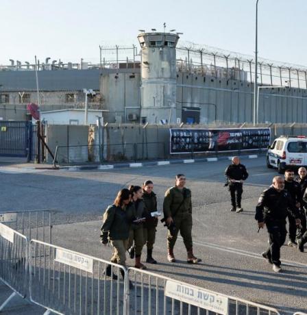 نادي الأسير: تزايد الحالات المرضية وسط اعتداءات وانعدام العلاج في سجن "عوفر"