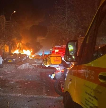 حرب وغارات على إيران ورشقات صاروخية تستهدف إسرائيل وقواعد أميركية بالخليج