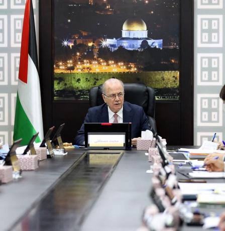 رئيس الوزراء يوجه بخصم رسوم ترخيص المركبات والرخص الشخصية للموظفين للعام الجاري من رصيد مستحقاتهم