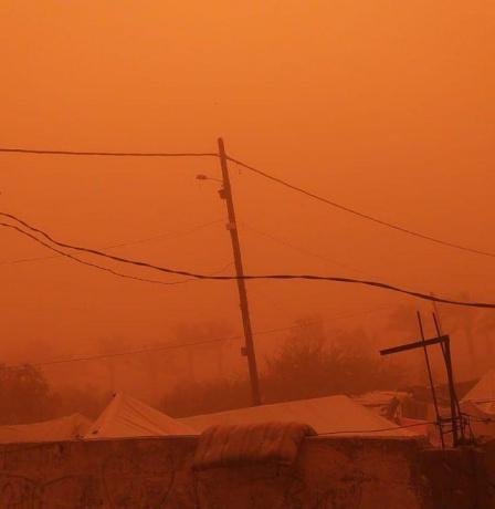 شاهد: عاصفة رملية تضرب قطاع غزة وتفاقم مأساة النازحين