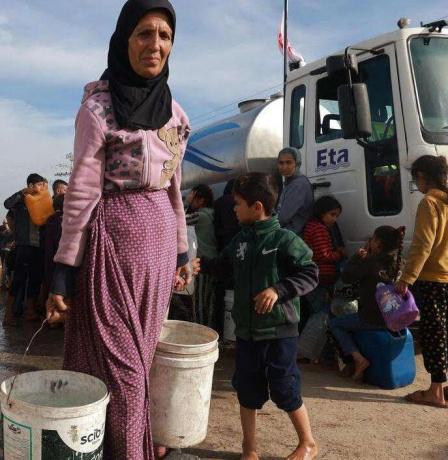 المرأة والمياه في فلسطين: واقع مائي قاسٍ يكشف عبئًا مضاعفًا تتحمله النساء والفتيات