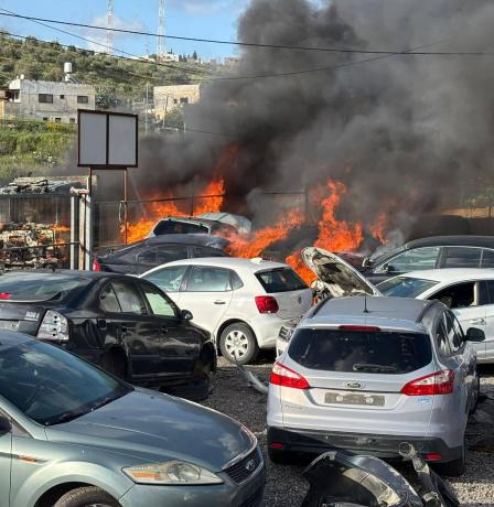 مستوطنون يحرقون مشطبا للمركبات في دير شرف وخيمة في المسعودية