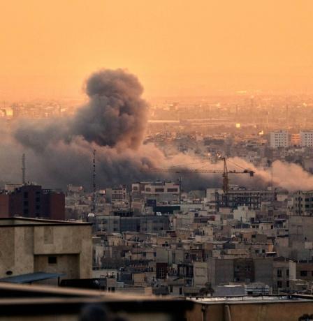 الحرب في يومها الـ25: هجمات متبادلة وغارات مكثفة في عمق طهران