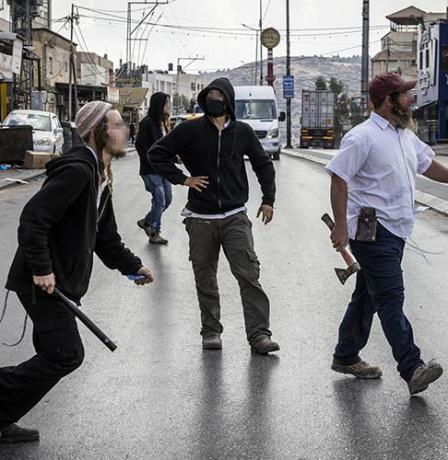 مستوطنون يهاجمون مركبات المواطنين قرب بلدة ترمسعيا